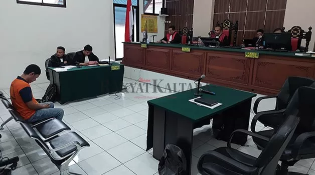 TERTUNDUK LESU: Terdakwa perkara kehutanan, Andi Hamid mendengarkan pembacaan tuntutan oleh JPU di Pengadilan Negeri Tarakan, Selasa (18/7).