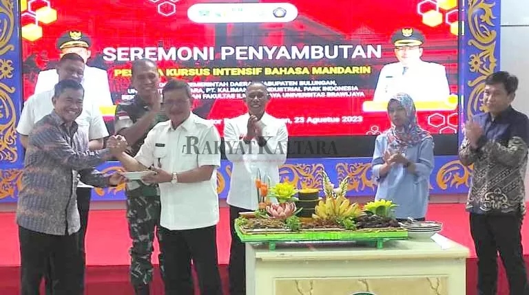 PROGRAM PENDIDIKAN: Direktur PT KIPI Budi Santoso (kiri) menerima potongan tumpeng dari Wakil Bupati Bulungan Ingkona Ala, saat penyambutan peserta kursus insentif Bahasa Mandarin, Rabu (28/3).