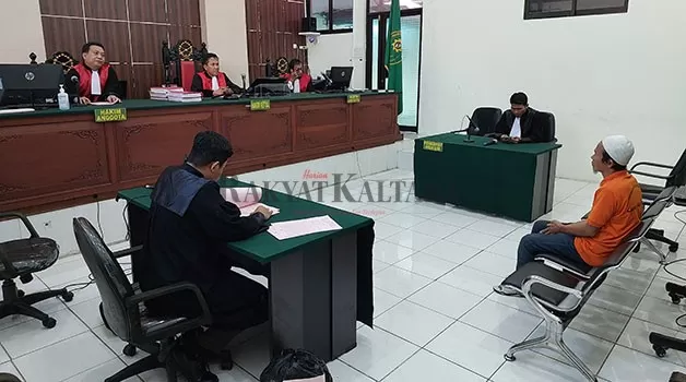 HADIRI PERSIDANGAN: Terdakwa Johansyah alias Ompong saat disidang dengan agenda pembacaan tuntutan pada Juli 2023 lalu.
