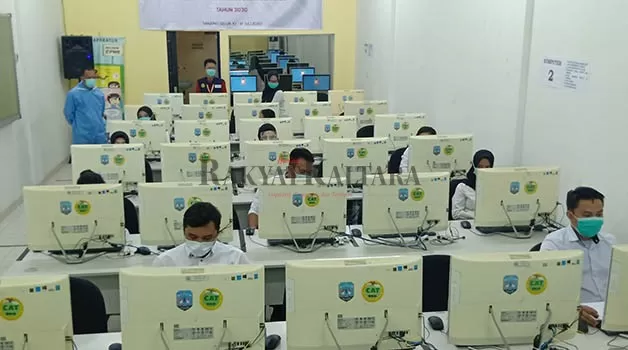 PENETAPAN PASSING GRADE: Peserta CPNS yang menjalani tahapan CAT di Jalan Durian Tanjung Selor, pada tahun 2022 lalu.