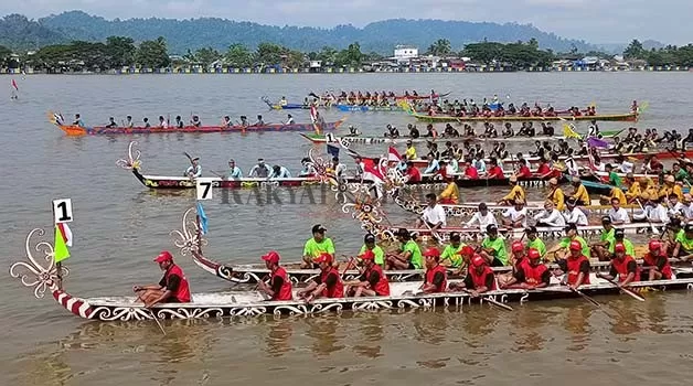 SAMBUT HARI JADI: Pelaksanaan Festival Sungai Kayan 2023 menyambut HUT Ke-63 Kabupaten Bulungan dan Tanjung Selor ke-233, berlangsung di sepanjang Sungai Kayan Tanjung Selor. Yang dibuka Bupati Bulungan Syarwani.