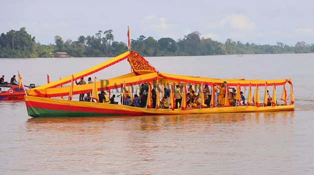 TRADISI SAMBUT HARI JADI: Biduk Bebandung yang melintasi Sungai Kayan dari tambangan VIP Tanjung Selor-Tanjung Palas, untuk menyambut Hari Jadi ke-233 Kota Tanjung Selor dan ke-63 Kabupaten Bulungan.