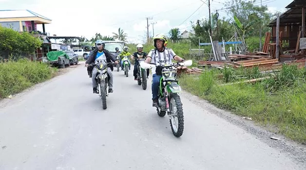 TRABAS : Selain hobi menaiki motor trail sering dilakukan Bupati Bulungan Syarwani untuk meninjau progres pembangunan infrastruktur hingga mengunjungi masyarakat desa.