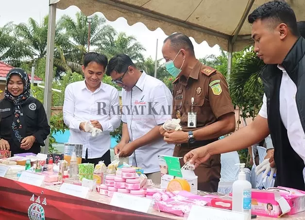 DIMUSNAHKAN: Barang bukti dari perkara yang sudah inkrah dimusnahkan di kantor Balai Karantina Pertanian Tarakan, Rabu (22/11).