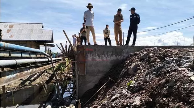 PEMBANGUNAN FISIK: Bupati Bulungan Syarwani meninjau progres pembangunan jembatan di Jalan Cendana yang menghubungkan ke Sabanar Lama Tanjung Selor, Selasa (5/12).
