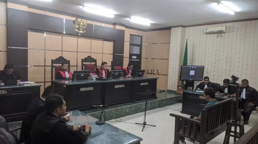 SIDANG PUTUSAN: Dua terdakwa tindak pidana pemilu menjalani persidangan putusan, Rabu (6/12).