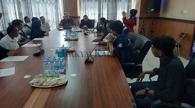 MEDIASI: Pihak pelaku, korban dan kampus UBT melakukan mediasi dugaan pengeroyokan di lingkungan kampus, Kamis (7/12).