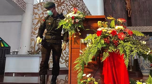 STERILISASI: Personel Satbrimob Polda Kaltara melakukan sterilisasi di Gereja ST Maria Imakulata, sesaat sebelum jemaat melaksanakan ibadah Natal, Senin (25/12).