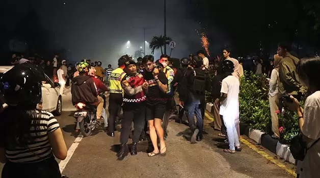 BUBARKAN MASSA: Personel Polres Tarakan membubarkan massa yang diduga mengganggu pengguna jalan saat pergantian malam tahun baru.