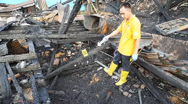 OLAH TKP: Personel Inafis Satreskrim Polres Tarakan lakukan olah TKP kebakaran di Jalan Sebengkok AL RT 30, Kelurahan Sebengkok, Tarakan Tengah pada Senin (1/1) lalu.