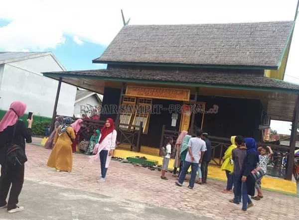 RAMAI; Awal tahun 2020 Kecamatan Kotawaringin Lama diserbu pengunjung wisata budaya dan religi. Jalanan semrawut butuh pengatur lalu lintas, dan warga mendatangi makam Kiai Gede untuk berziarah.(GUSTI HAMDAN/RADAR PANGKALAN BUN)