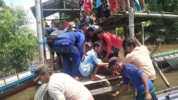 EVAKUASI: Petugas gabungan bersama warga melakukan evakuasi jasad Marhasan (25) yang ditemukan tewas tenggelam di perairan Desa Bapinang Hilir, Jumat (3/1).(IST/RADAR SAMPIT)
