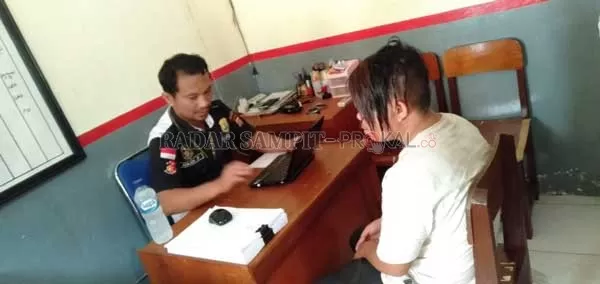 HADAPI HUKUM : Norman, ketika mengikuti pemeriksaan di PPA Reskrim Polres Batara baru-baru tadi, akibat tindakan bejatnya mencabuli anak di bawah umur.(Dok.Alwandy/Radar Sampit)