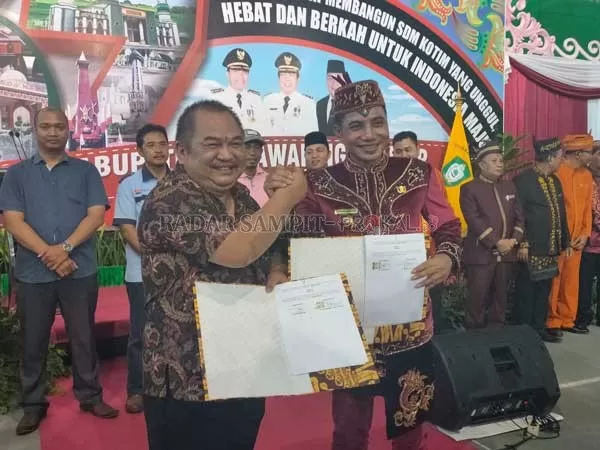 KERJASAMA : Bupati Kotim Supian Hadi bersama Rektor Universitas Darwan Ali (UNDA) seusai penandatanganan kesepakatan bersama antara Pemda Kotim dengan UNDA, terkait pengembangan teknologi informasi untuk meningkatkan percepatan masyarakat di Kotim.(YUNI/RADAR SAMPIT)