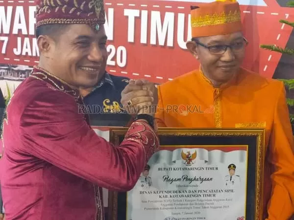 TERIMA PENGHARGAAN : Dinas Kependudukan dan Pencatatan Sipil (Disdukcapil) Kotim menerima penghargaan yang diserahkan Bupati Kotim atas pencapaian SOPD terbaik I kategori pengelolaan anggaran kecil, APBD Pemkab Kotim Tahun Anggaran 2019,  Selasa (7/1).(YUNI/RADAR SAMPIT)