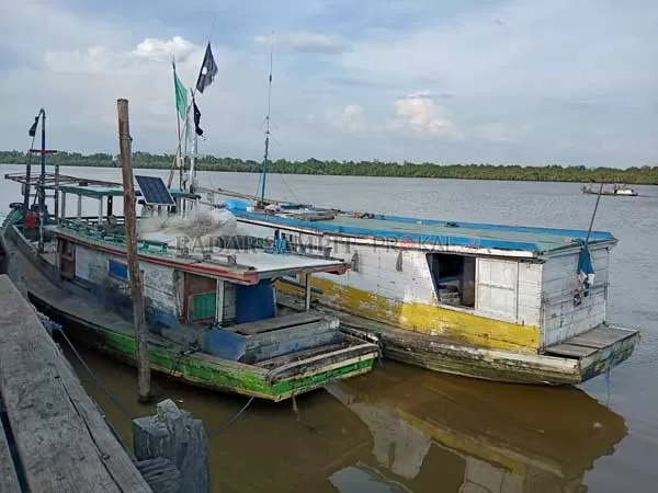 BERLABUH: Kapal-kapal nelayan berlabuh di Tempat Pelelangkan Ikan (TPI) di Desa Sungai Undang, Kecamatan Seruyan Hilir, Kabupaten Seruyan.( ALDI SETIAWAN/RADAR SAMPIT)
