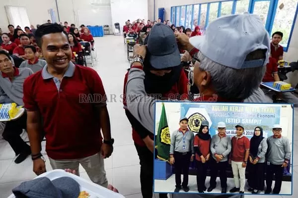 Ketua STIE Sampit Thamrin Noor (tiga kiri) didampingi para dosen berfoto bersama dengan perwakilan peserta Kuliah Kerja Nyata tahun akademik 2019-2020, Rabu (15/1).(USAY NOR RAHMAD/RADAR SAMPIT)