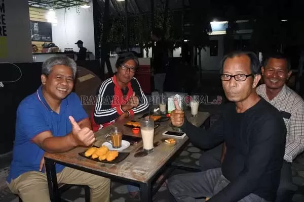 Yoyo Sugeng Tryogo (kaus biru) bakal calon  bupati yang berjuang di jalur independen bersama rekannya berdiskusi di Cafe 88 Sampit Jalan MT Haryono Sampit.(HENY/RADAR SAMPIAT)