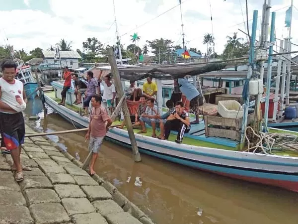 TIDAK MELAUT : Nelayan Desa Kubu, Kecamatan Kumai, Kabupaten Kobar saat ini kesulitan mendapatkan BBM bersubsidi dari SPDN Desa Kubu. Nampak nelayan saat bersiap - siap akan melaut beberapa waktu lalu.(WARGA/RADAR PANGKALAN BUN)