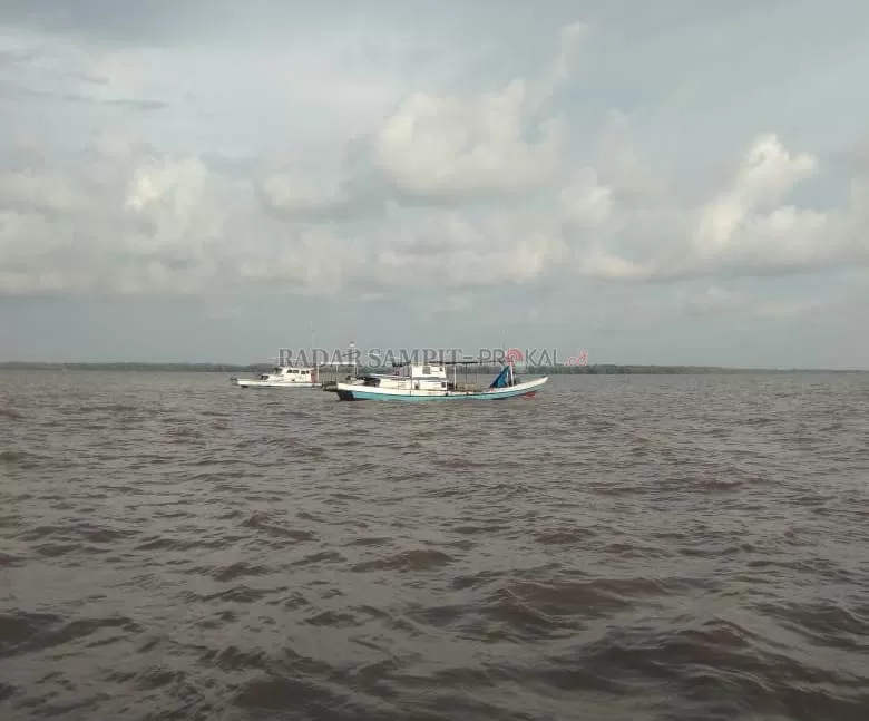 BUTUH BANTUAN ; Nelayan Kobar saat melaut. Di sisi lain ratusan nelayan Desa Kubu, Kecamatan Kumai, Kabupaten Kobar butuh perhatian serius pemerintah untuk menyelesaikan dugaan tidak sesuainya penyaluran BBM solar untuk kebutuhan mereka. (IST/RADAR PANGKALAN BUN)