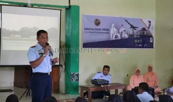 SOSIALISASI : Komandan Lanud Iskandar, Pangkalan Bun, Letkol Pnb Didik Setiya Nugroho sosialisasikan Penerimaan Peserta Didik Baru (PPDB) SMA Pradita Dirgantara kepada para pelajar SMP Negeri 1 Kumai Kabupaten Kotawaringin Barat (Kobar), Jumat (17/1).(SYAMSUDIN/RADAR PANGKALAN BUN)