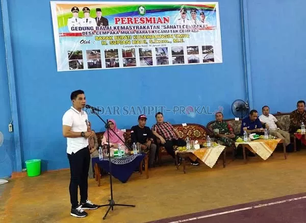PERESMIAN: Bupati Kotim Supian Hadi saat memberikan sambutan pada acara peresmian gedung balai kemasyarakatan.(IST/RADAR SAMPIT)