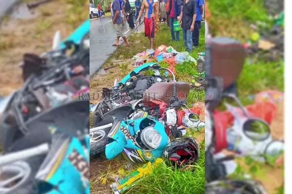 MASIH PENYELIDIKAN: Sepeda motor milik yang hancur setelah tertimpa truk pengangkut tanah.(FAHRY/RADAR SAMPIT)