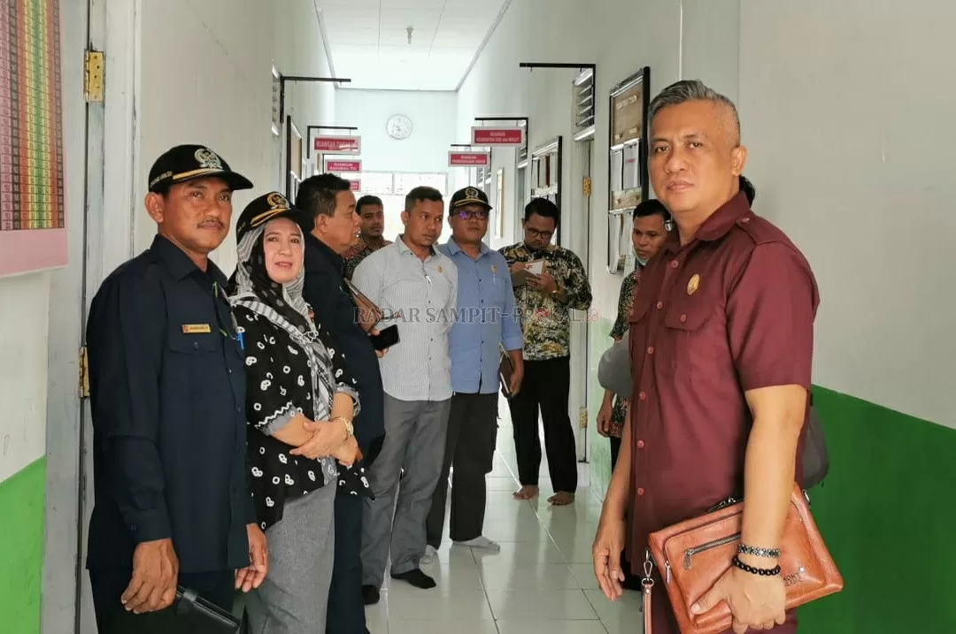 MONITORING : Komisi A DPRD Kobar saat melakukan monitoring di Puskesmas Runtu Kecamatan Arut Selatan. (ERRY/RADAR PANGKALAN BUN)