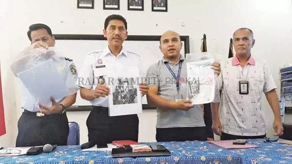 TUNJUKKAN BUKTI: Kantor Imigrasi Kelas I Non TPI Palangka Raya memperlihatkan barang bukti terkait dugaan tindak pidana imigrasi yang dilakukan PJ.(DODI/RADAR SAMPIT)