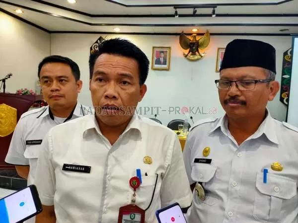 PILKADES : Kepala Dinas Pemberdayaan Masyarakat dan Desa (DPMD) Hawianan ditemui awak media, berbicara tentang pelaksanaan seleksi ulang dua desa peserta Pilkades seretak.(YUNI/RADAR SAMPIT)