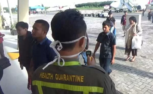 Petugas Kantor Kesehatan Pelabuhan (KKP) Sampit  memindai setiap penumpang pesawat  yang turun di Bandara H Asan Sampit. Guna memastikan tidak ada warga yang merinfeksi virus corona masuk ke daerah itu.(IST/RADAR SAMPIT)