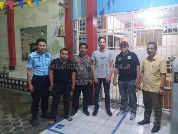 Ditangguhkan : JP usai keluar dari Rutan Kelas II Palangka Raya setelah Imigrasi mensetujui penangguhan penahanannya.(FOTO IST RADAR PALANGKA)