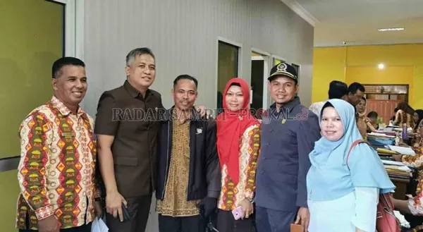 KUNJUNGAN: Anggota Komisi A DPRD Kobar Erry Eryansyah (dua dari kiri) saat melakukan monitoring ke sejumlah SOPD baru ini. (   RINDUWAN/RADAR PANGKALAN BUN )