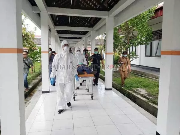 SIMULASI: RSUD dr Doris Sylvanus menggelar serangkaian simulasi penanganan pasien yang terinfeksi virus corona, Senin (27/1).( YUSHO/RADAR SAMPIT)