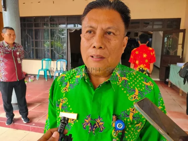 WAWANCARA: Asisten I Setda Kotim saat diwawancara  wartawan.(YUNI/RADAR SAMPIT)