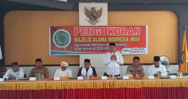 PENGUKUHAN: Acara pengukuhan pengurus MUI Kecamatan Mentawa Baru (MB) Ketapang periode 2020 - 2025 di kantor Kecamatan MB Ketapang, Kabupaten Kotawaringin Timur, Selasa (28/1).)(IST/RADAR SAMPIT)
