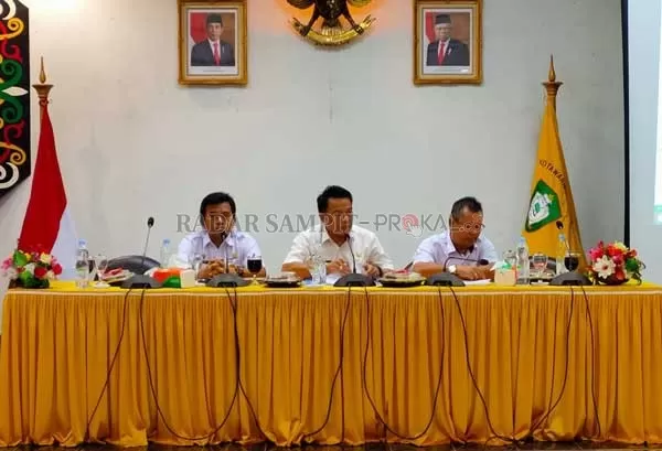RAPAT : Kepala Dinas Pemberdayaan Masyarakat dan Desa (DPMD) Kotawaringin Timur (Kotim) Hawianan  (tengah) memimpin rapat Panitia Pemilihan Kepala Desa Tingkat Kabupaten (Panpilkab) di Aula Lantai II Sekretariat Daerah (Setda) Kotim, belum lama tadi.(YUNI/RADAR SAMPIT)