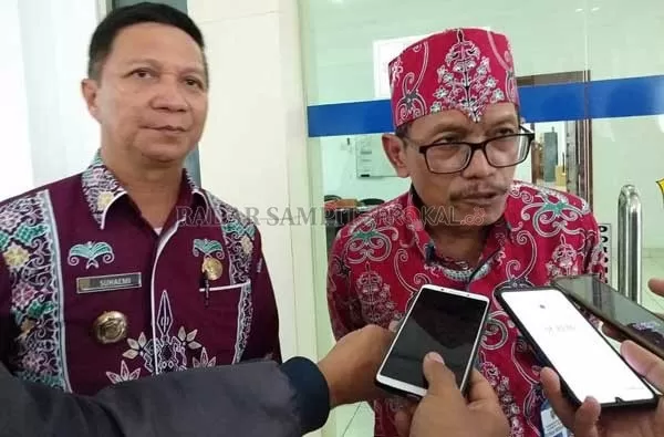 BERI PERNYATAAN: Plt Kepala Dinas Sosial Kalteng Budi Santoso saat diwawancari wartawan, belum lama ini.(istimewa)
