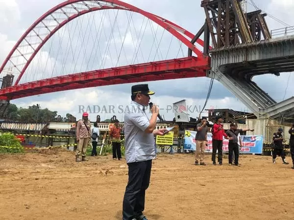 MEGAH : Gubernur Kalteng Sugianto Sabran, ketika meninjau Jemabatan Tumbang Samba belum lama tadi.(istimewa)