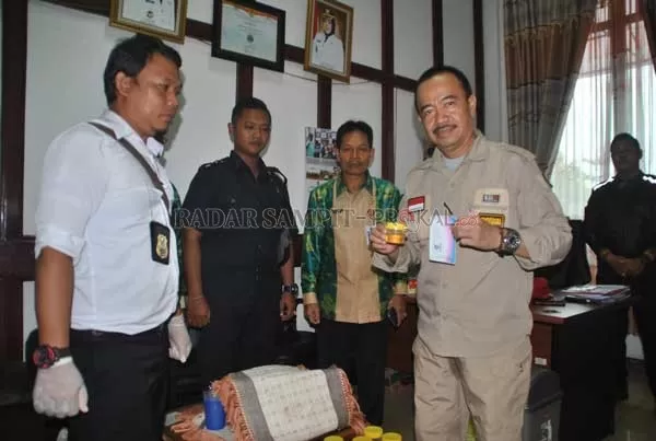 TES NARKOBA : Bupati Seruyan Yulhaidir selesai melakukan tes urine di Pemkab Seruyan belum lama tadi. Terkait narkoba, pemerintah daerah tidak akan segan memecat ASN yang terbukti terlibat barang haram ini.(Dok.HENDRI EDITIA/RADAR SAMPIT)