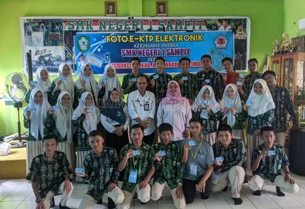 Foto Bersama Siswa SMK N 1 Sampit dengan Dinas Dukcapil Kabupaten Kotim dan Direktorat Jenderal (Dirjen) Kementerian Kependudukan Pencatatan Sipil (Dukcapil).(DINTYA AYU PURIKA/RADAR SAMPIT)