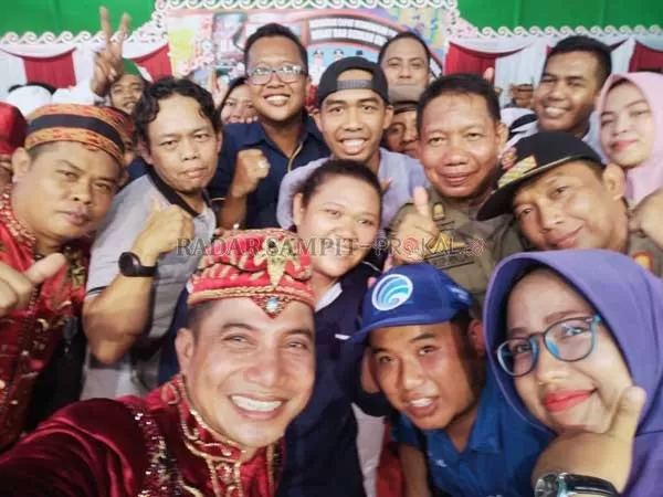 INSAN PERS: Bupati Kotim Supian Hadi berfoto bersama dengan sejumlah awak media pada perayaan HUT Kotim belum lama ini.(IST/RADAR SAMPIT)