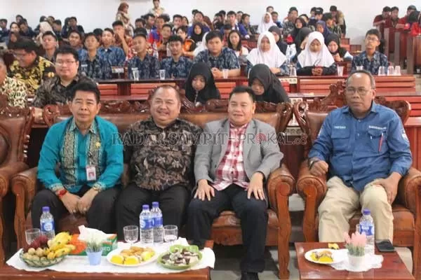 HADIRI: Sekda Kotik Halikinnor hadiri pembukaan semarak IT di UNDA, didampingi Kepala Dinas Kominfo Multazam, dan Rektor UNDA Ali Kesuma, di kampus UNDA, Sabtu (8/2).(IST/RADARSAMPIT)