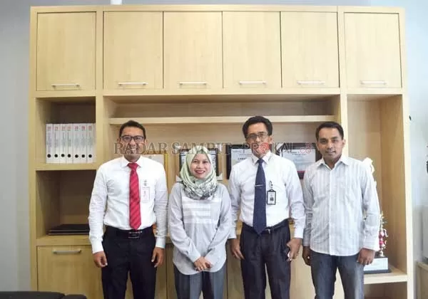 PEMIMPIN BARU: Direktur Radar Sampit Siti Fauziah dan Manager Iklan Radar Sampit Fafan Rinaldi bersilaturrahmi dengan Pemimpin BNI Cabang Sampit Agung FS Ibat, Senin (10/2).(DINTYA AYU PURIKA/RADAR SAMPIT)