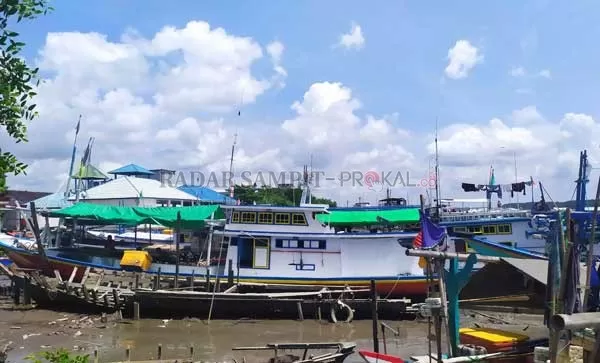 SANDAR: Kapal milik nelayan Kumai saat sandar di Pelabuhan Tempat Pelelangan Ikan (TPI) Kumai, Selasa (11/2).(RINDUWAN/RADAR PANGKALAN BUN )