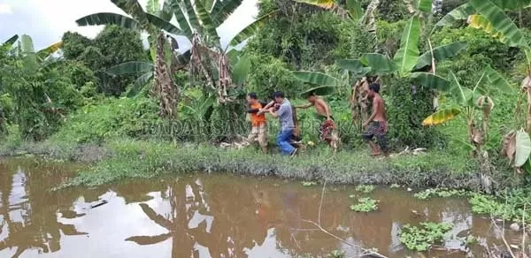 EVAKUASI : BPBD Kobar bersama warga mengevakuasi Karsum (44) warga Jalan Kawitan I, RT 17, Kelurahan Sidorejo. Pria ini diduga bermaksud bunuh diri dengan terjun ke parit galian ekskavator, Jumat (21/2) pukul 11.30 WIB.(BPBD KOBAR/RADAR PANGKALAN BUN)