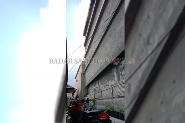 MIRING: Salah satu gedung budidaya walet yang dalam kondisi miring di Jalan Ali Pandi Sarjen, Gang Kayu Putih, RT 09, Kelurahan Raja.(Istimewa/Radar Pangkalan Bun)