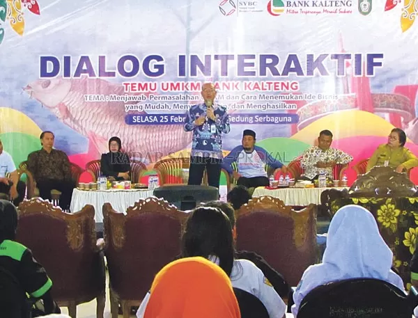 Pemimpin Bank Kalteng Cabang Sampit H. Tajudinnor Asra memberikan paparan dalam acara Dialog Interaktif bersama UMKM di gedung Serbaguna Sampit, Selasa (25/2).