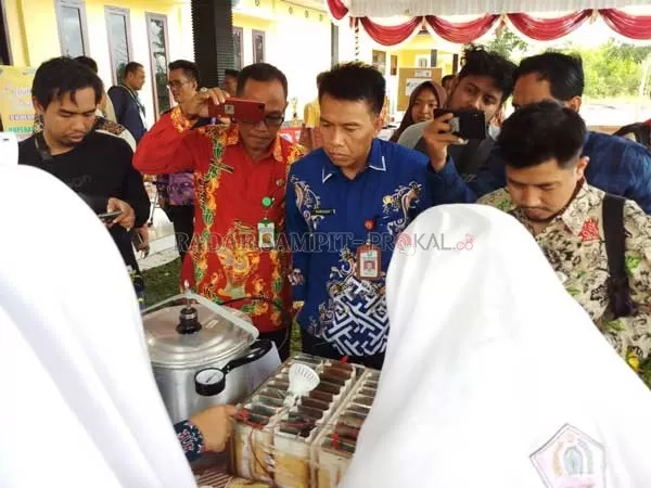 TINJAU: Kepala DMPD Kotim Hawianan saat meninjau teknologi tepat guna, pembangkit listrik tenaga air gambut, karya SMAN 2 Sampit, di halaman kantor DPMD Kotim, Kamis (27/2).(DESIWULANDARI/RADARSAMPIT)