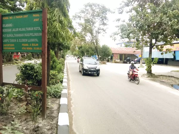 BAKAL DILEBARKAN: Sepanjang ruas Jalan Tjilik Riwut menuju Bundaran Habaring Hurung rencananya akan dilebarkan, Senin (2/2). (HENY/RADAR SAMPIT)